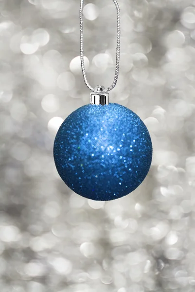 Weihnachtsball mit festlichem Hintergrund — Stockfoto