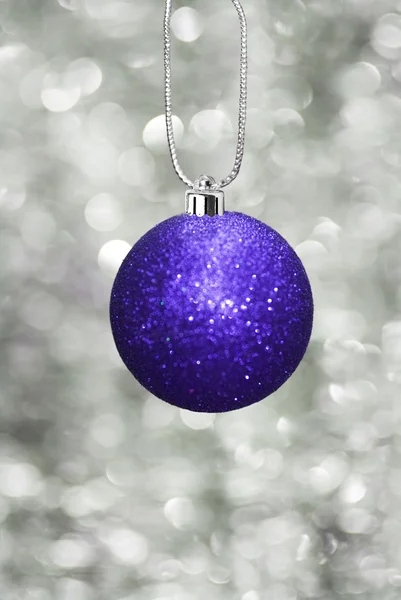 Bola de Natal com fundo festivo — Fotografia de Stock