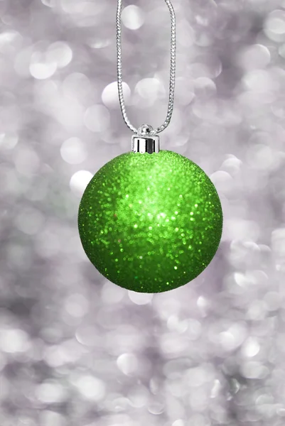 Bola de Navidad con fondo festivo — Foto de Stock