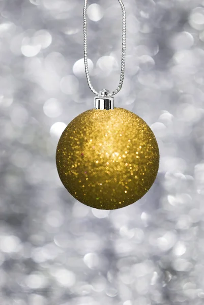 Kerstmis bal met feestelijke achtergrond — Stockfoto