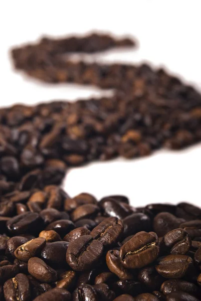 Linha de grãos de café no fundo branco — Fotografia de Stock