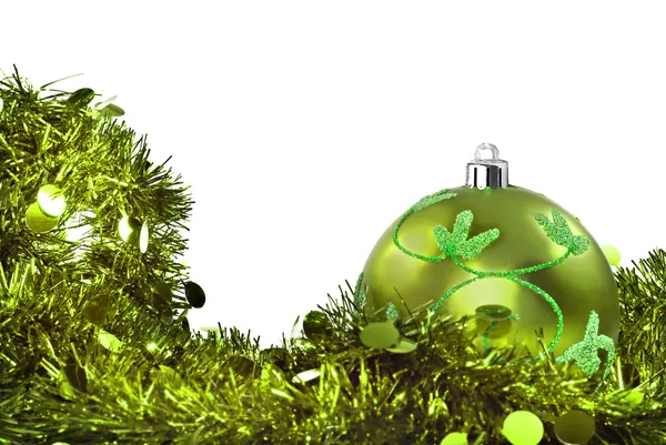 白地に緑のクリスマスの装飾 — ストック写真