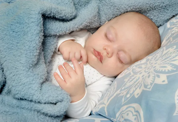 Petit bébé qui dort — Photo