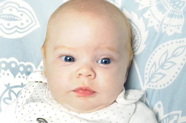 Menina do bebê com olhos azuis brilhantes — Fotografia de Stock