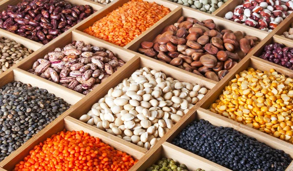 Ervilhas, feijões e lentilhas na caixa de madeira — Fotografia de Stock