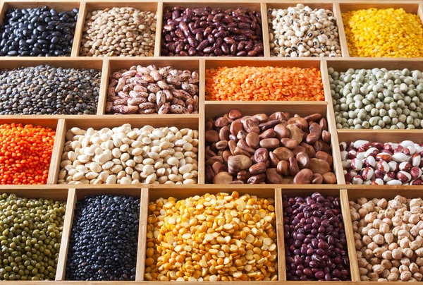 Ervilhas, feijões e lentilhas na caixa de madeira — Fotografia de Stock