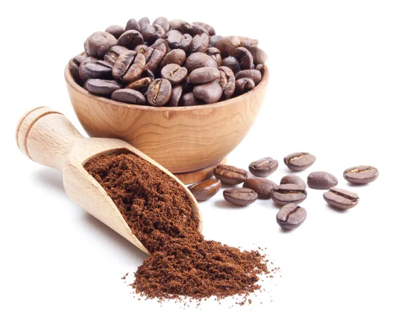 Gemahlener Kaffee und Kaffeebohnen — Stockfoto