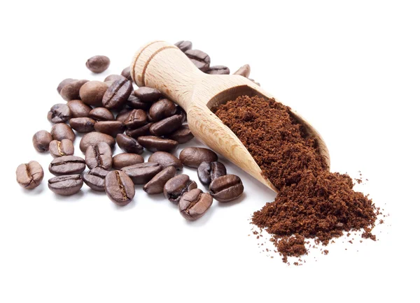 Мелена кава і кавові зерна — стокове фото