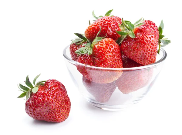 Skål med jordgubbar isolerad på vit — Stockfoto