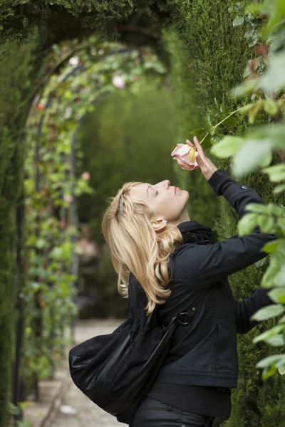 Леді пахне трояндою парком бароко — стокове фото