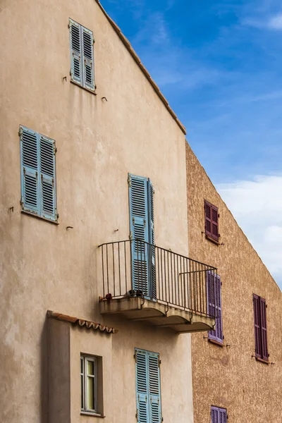 Mediterranean house with blue and purple window shutters — Stock Photo, Image