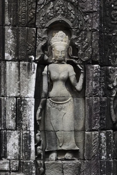 Antigua escultura de piedra en Angkor Wat. Camboya . — Foto de Stock