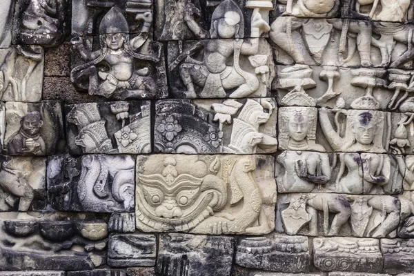 Antigua escultura de piedra en Angkor Wat. Camboya . — Foto de Stock