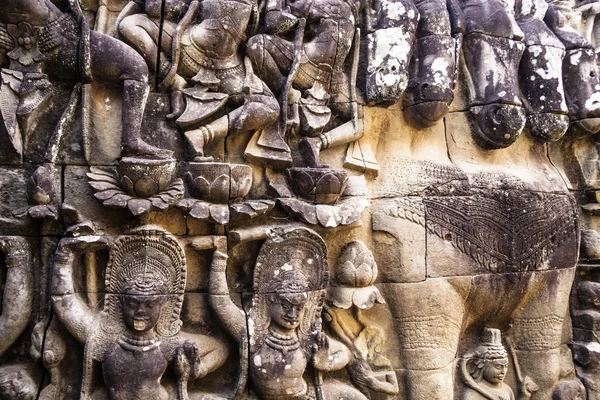 古代石雕在吴哥窟。柬埔寨. — 图库照片