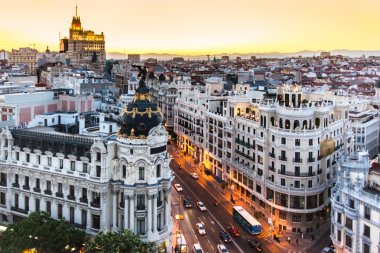 Gran Via, Madrid, İspanya 'nın panoramik manzarası.