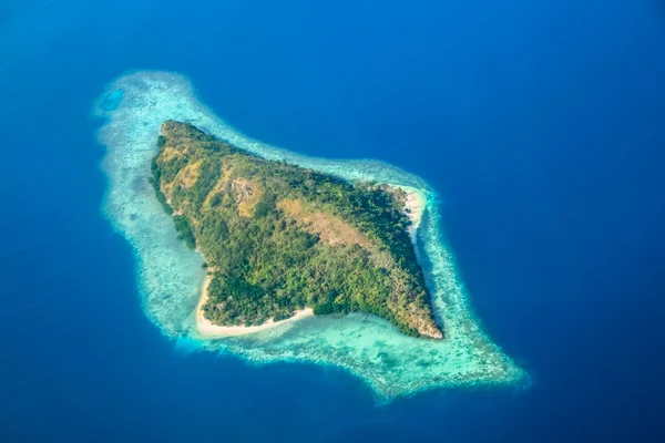 Letecký pohled na tropický ostrov. — Stock fotografie
