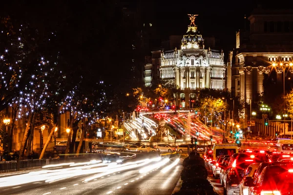 Nachtleben und Verkehr in Madrid, Spanien. — Stockfoto