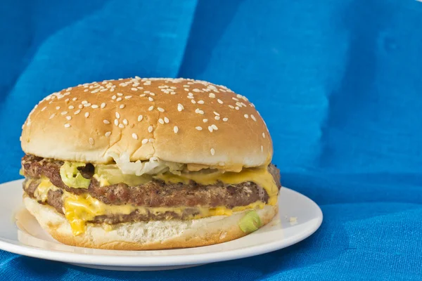 Cheeseburger σε μπλε φόντο λινού — Φωτογραφία Αρχείου