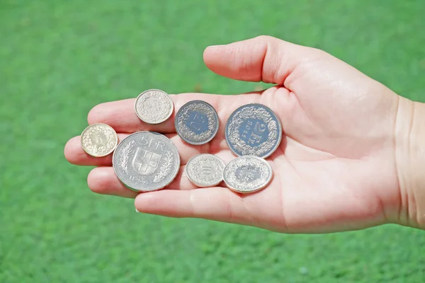 スイス フランの硬貨の総セットのオープン手を握る — ストック写真