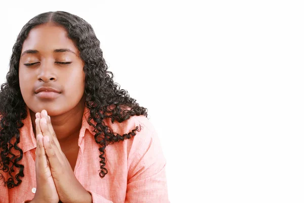 Женщина молится изолированно на белом фоне . — стоковое фото