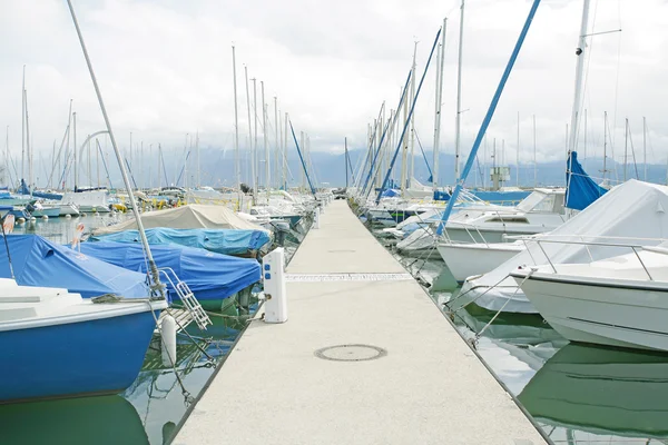 Yachten und Boote im Hafen in der Schweiz — Stockfoto