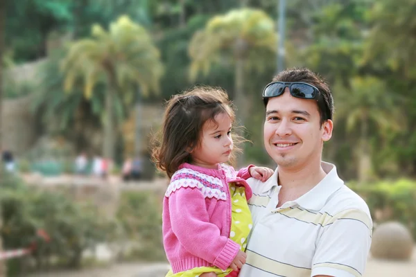 Father and daughter in park — Stock Photo, Image