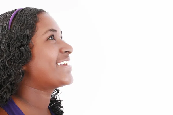 Счастливая африканская девушка смотрит вверх, изолированный на белом — стоковое фото
