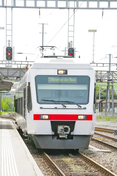 Железнодорожный тепловоз прибывает на платформу Лозанны — стоковое фото