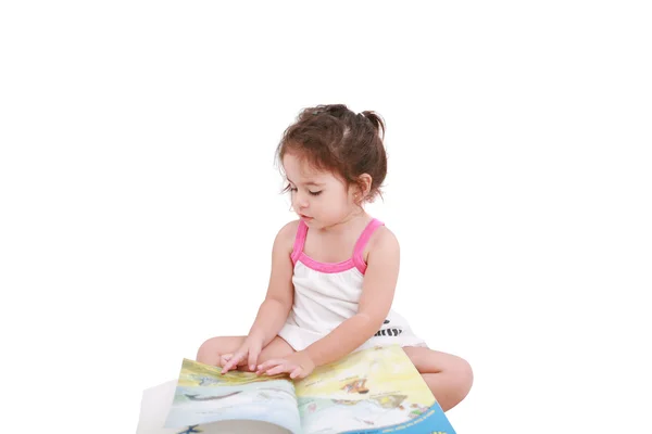 Κορίτσι όμορφο μικρό παιδί, διαβάζοντας ένα βιβλίο — Φωτογραφία Αρχείου