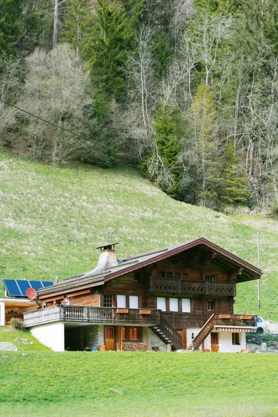 Horský dřevěný dům ve švýcarských Alpách — Stock fotografie