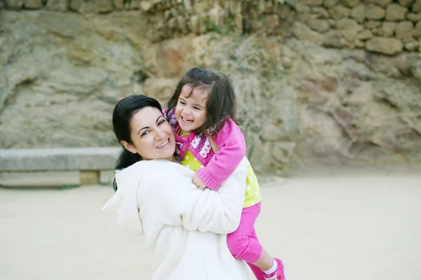 幸せな母親と娘が自然と笑顔で — ストック写真