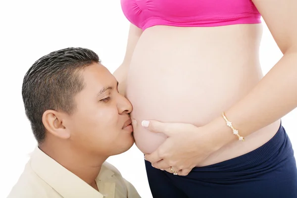 Primer plano de un hombre besando el vientre de su encantadora esposa embarazada —  Fotos de Stock