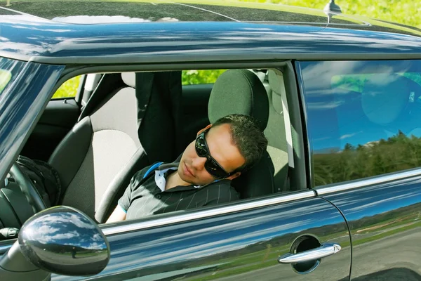 Mens slaapt in een auto — Stockfoto