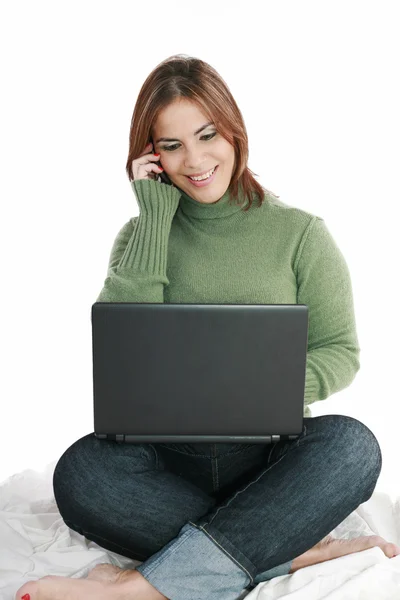 Nő beszél a mobil telefon, laptop előtt — Stock Fotó