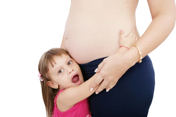 Beetje schattig meisje omarmen haar zwangere moeder — Stockfoto