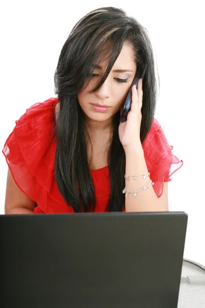 Mujer de negocios serio mirando la pantalla del ordenador portátil mientras habla en — Foto de Stock