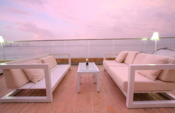 Impresionante vista de las sillas al aire libre y un sofá para disfrutar de la puesta de sol —  Fotos de Stock
