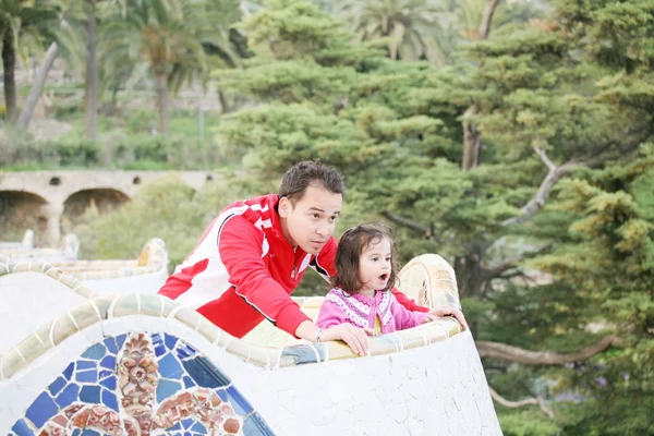 Far och dotter med en förvånad letar i en stor balkong — Stockfoto