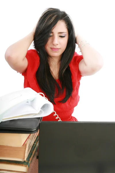Jonge moe zakenvrouw met hoofdpijn zit op computer in — Stockfoto