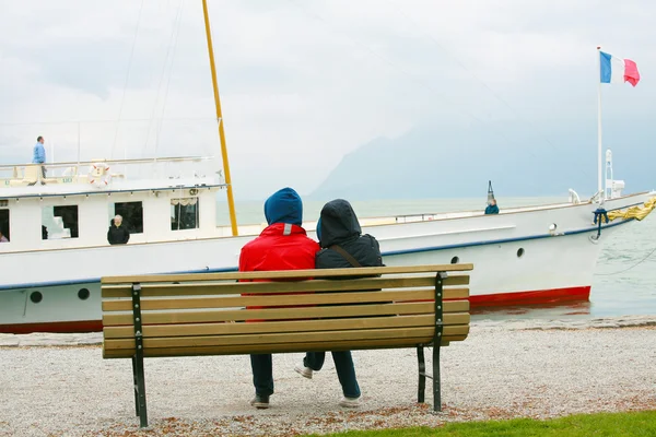 Couple watching boat on the winter — Stock Photo, Image