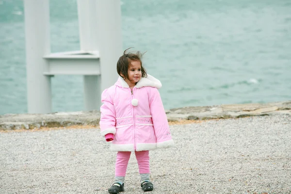 Μικρό κορίτσι φορώντας χειμώνα κρατώ περισσότερο — Φωτογραφία Αρχείου