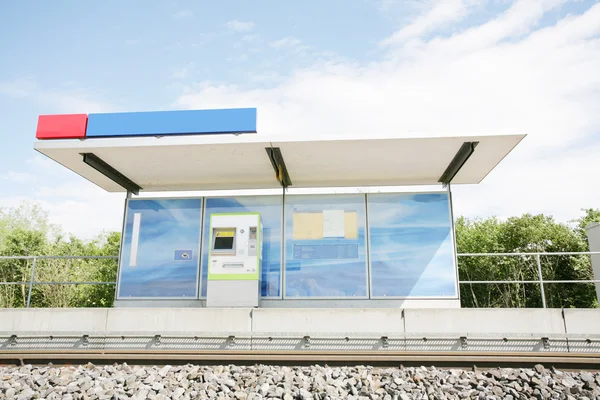 Два синих рекламных щита на железнодорожной остановке — стоковое фото