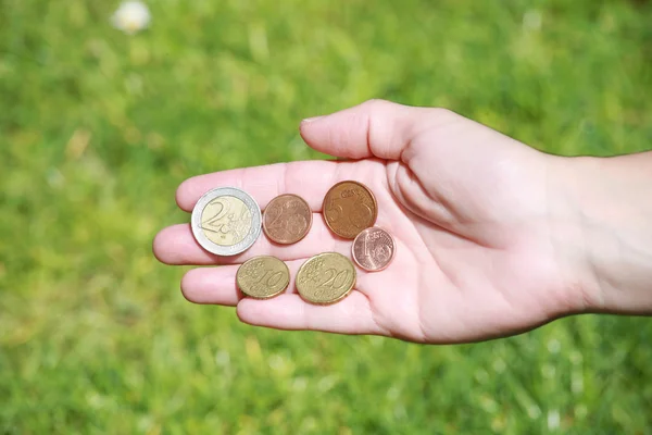 Mains féminines ouvertes avec des pièces en euros — Photo