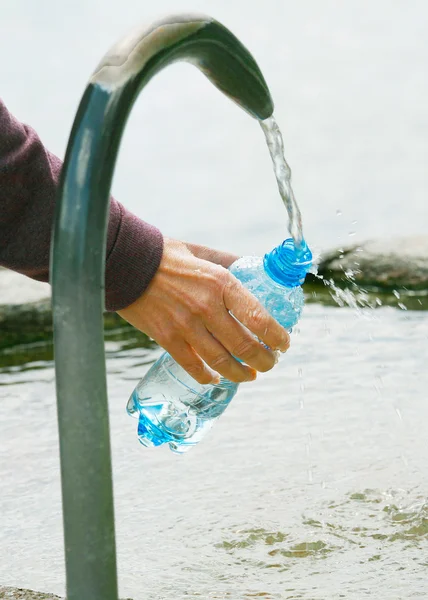 Fontaine de remplissage de bouteilles d'eau de source tenant la main à Lugano , — Photo