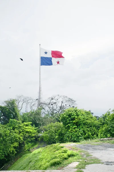 Bandeira do Panamá no Ancon Hill. Ancon Hill é um íngreme 654-pé h — Fotografia de Stock