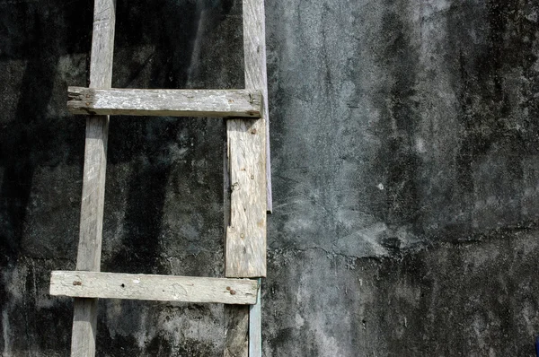 Houten ladder leunend tegen de muur — Stockfoto
