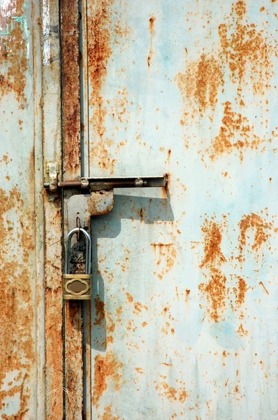 Kłódka do blokady drzwi żelaza rdzewieje — Zdjęcie stockowe