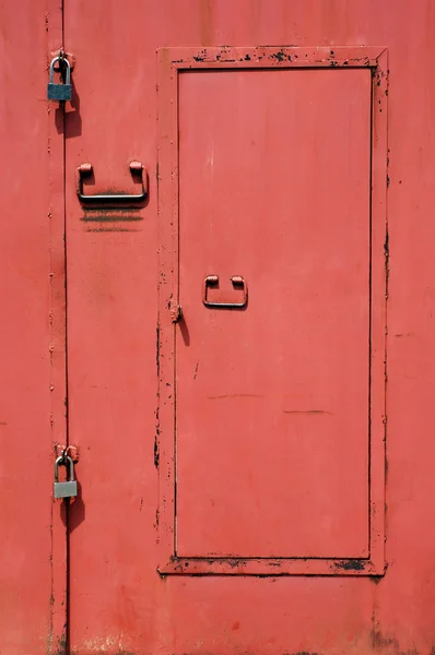 Kırmızı demir kapı — Stok fotoğraf