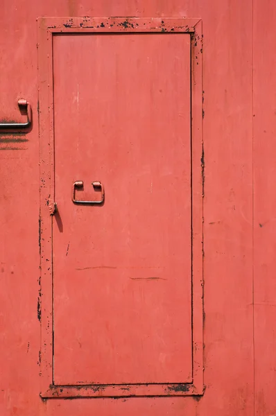 Kırmızı demir kapı — Stok fotoğraf