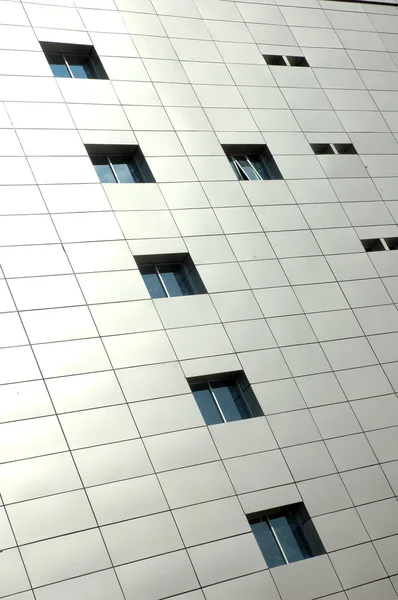 Vierkante patroon op het gebouw met sommige Vensters — Stockfoto